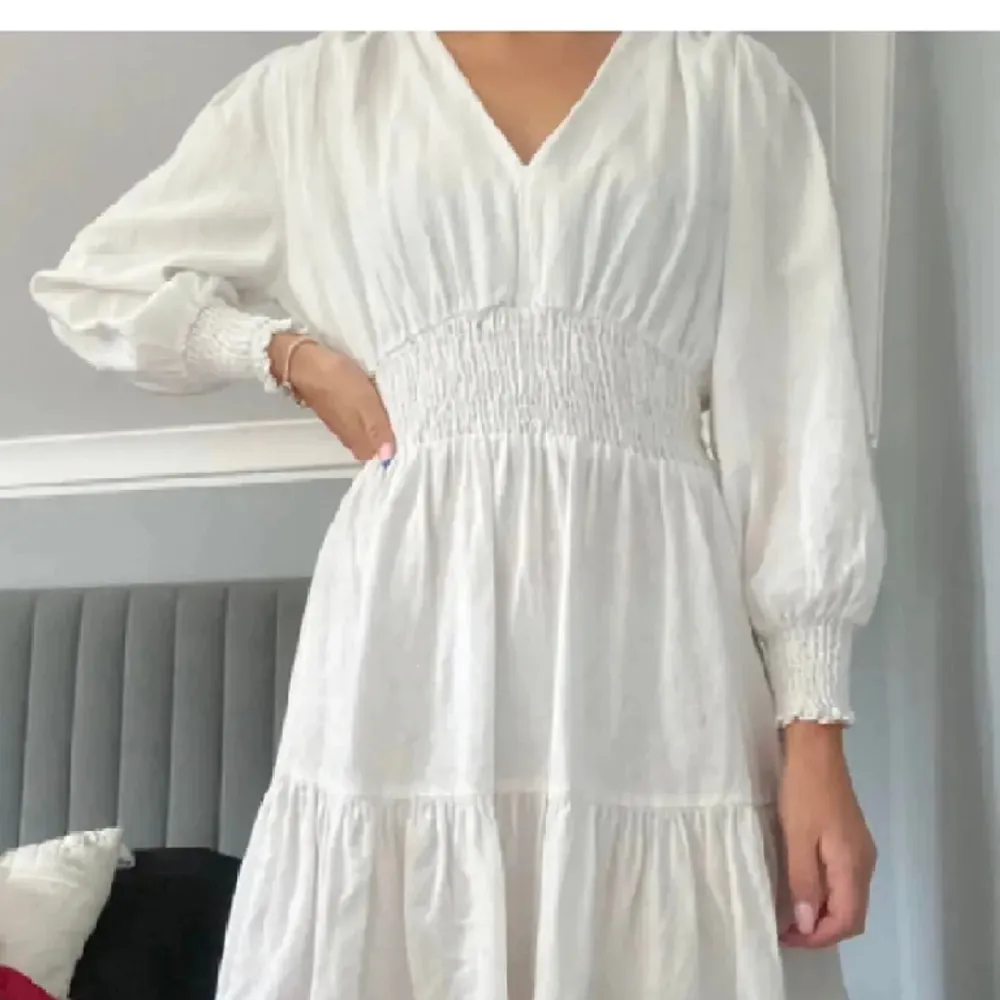 säljer denna fina klänningen ifrån zara som är använd ca 2 ggr! nypris runt 400, strl s! säljer den för att jag behöver rensa min gaderob 💕. Klänningar.