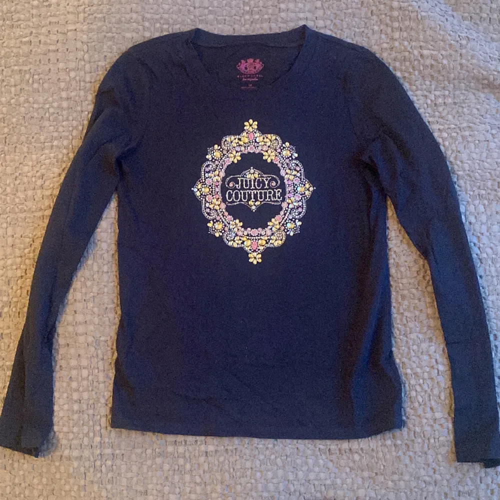 Långärmad juicy couture tröja i storlek xs/ 14. Tröjan är mörkblå i fin skick och knappt använd.  . T-shirts.