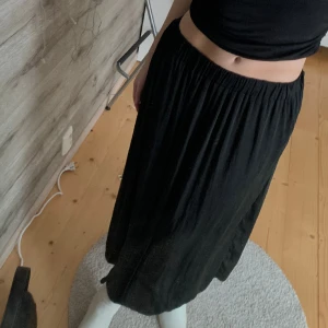 Kjol - En längre svart kjol ifrån ginatricot. I storlek xs. Endas används ett fåtal gånger