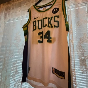 basketlinne - Säljer ett basketlinne i storlek L av BUKS (Antetokounmpo) i helt okej sick och pris kan alltid diskuteras 😊