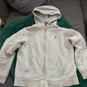 Polo Ralph Lauren - Säljer den här feta polo Ralph lauren tröjan. Står att den passar 14-16. Ungdom L. Är i väldigt bra skick.