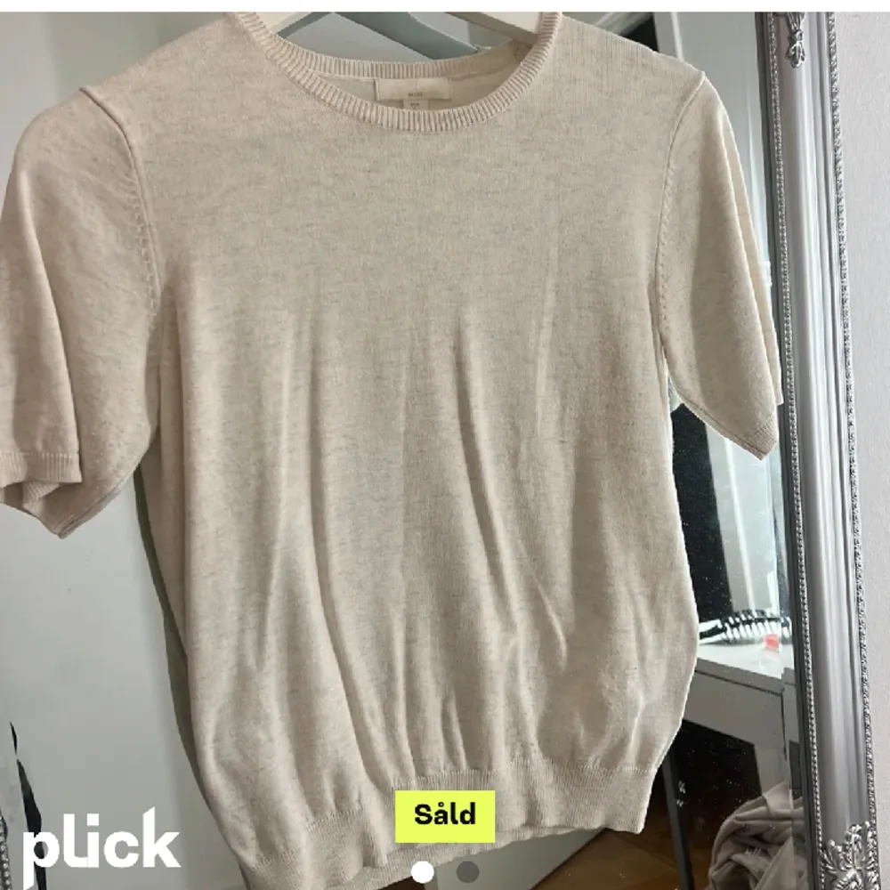 Säljer denna jätte snygga stukade T-shirten från hm, den är i ny shick och knappt använd ❤️ använd gärna köp nu med early bird 🤍🤍. Stickat.