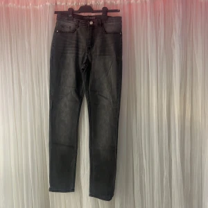 Lågmidjade jeans/Skinny jeans  - Hej☺️ Säljer mina lågmidjade jeans ifrån Hm. Strl s/m, dem är i nytt skick. Endast använda 1-2 gånger. Står ej för frakt. 