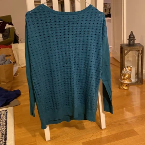 Stickad tröja från fransa - Fin stickad tröja med håll ( ska vara där). Fint skick, använd gärna köp nu om du inte har några frågor!