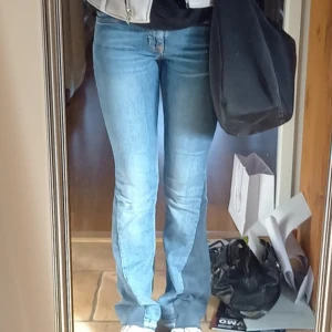 Midwaist/low Waist boot cat jeans. - Säljes pga att de nu är försmå i midjan. Skriv för fler bilder eller frågor!😊 kan mötas upp om köparen finns i närheten