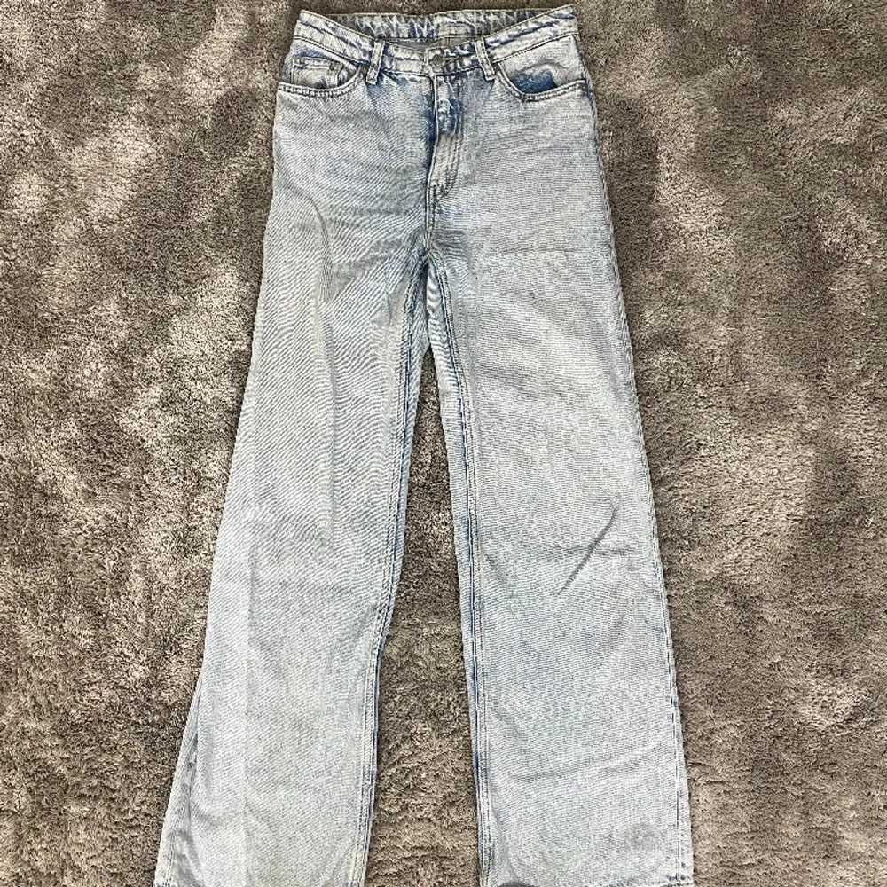 Straight jeans som inte kommit till användning på ett bra tag. Fint skick!💕💘 använd gärna köp nu funktionen🛍️💘💝💗. Jeans & Byxor.