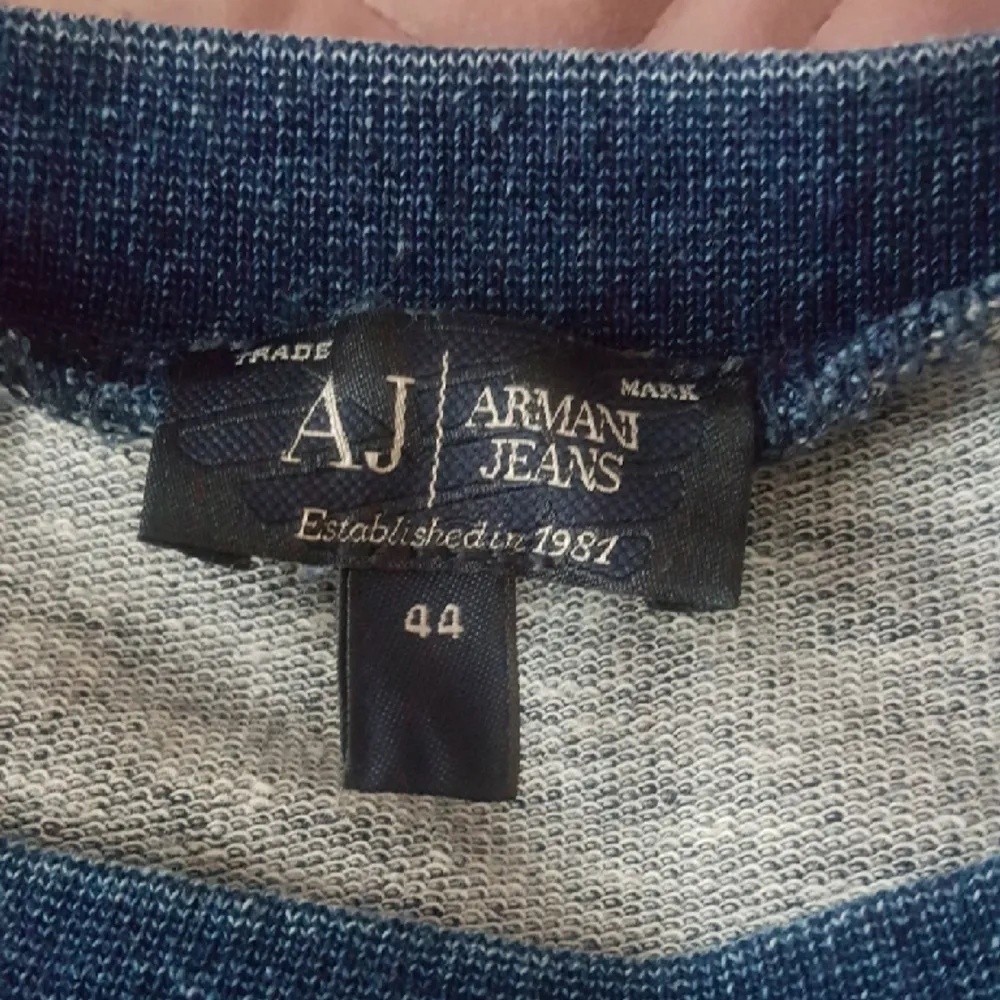 Superfin blus i toppskick använd endast för en dag. Blusen är från den kända varumärket Armani Jeans storl.  Italiensk 44 liten i storleken, passar M Den är strecht. . Blusar.