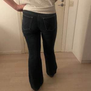 Säljer dessa mörkblåa jeans från Vera Moda, säljer pga att de inte passar mig längre! De är Bootcut och midwaist. Jeansen är lite trasiga längst ner på ena byxbenet.