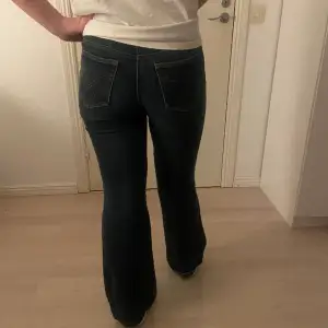 Säljer dessa mörkblåa jeans från Vera Moda, säljer pga att de inte passar mig längre! De är Bootcut och midwaist. Jeansen är lite trasiga längst ner på ena byxbenet.