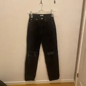 Jeans från Gina tricot i storlek 34 i full lenght jeansen är i super fint skick 