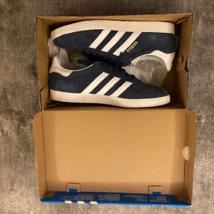 Adidas gazelle - I princip oanvända adidas gazelle. Säljes pga för stora. Medkommer orginal box, vita och blåa snören samt en nyckelknippa. Storlek 42, 2/3