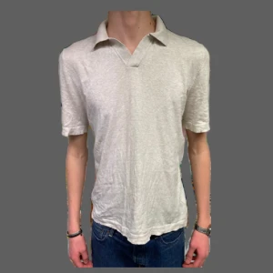 BEIGE STICKAD PIKÉTRÖJA  - Stilren och snygg pikétröja i riktigt skönt material! Hör av er vid frågor! 