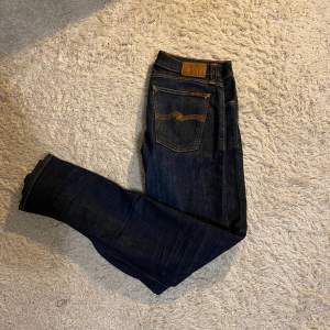 Ett par snygga nudie jeans i nyskick. Storlek 31/32. Osäker på vilken modell men byxorna är slimfit. 