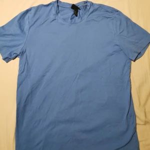 Blå t-shirt - En blå herr t-shirt i storlek M. Köpt på HM i somras men bara använd ett fåtal gånger