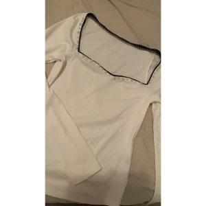 Tröja - Helt nya tröja använda en gång bara.