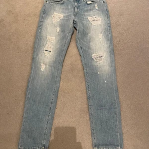 Dondup George - Säljer ett par Dondup George som är i hyfsat bra skick och är i storlek 30. Hör av er vid frågor och funderingar. Pris kan diskuteras.