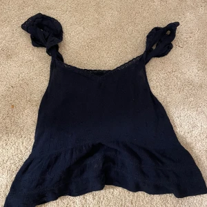 Topp  - Använd typ 2 gånger  Stolek S Bra skick 