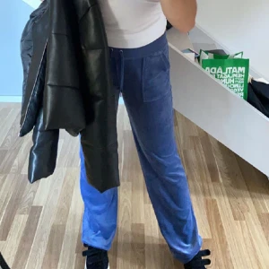 Juicy byxor  - Säljer mina juicy byxor i färgen Grey Marl då de inte kommer till användning längre. Byxorna är använda men i jättefint skick. Tryck inte på köp nu utan skriv till mig först!