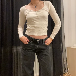 Långärmad tröja - Säljer en super fin vit tröja som inte kommer till användning💕