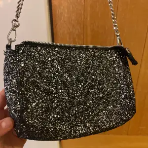 Perfekt liten väska i glitter