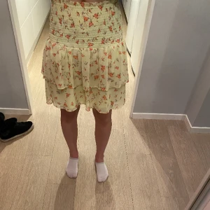 Sommar kjol - Gul kjol med blommigt mönster från Cubus som aldrig har blivit använd så kjolen är i mycket bra skick. 