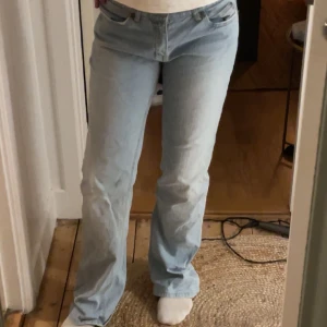 Ljusblå Lågmidjade jeans  - Super snygga low waist och inga skador alls de är som nya😊säljer pga av att de inte kommer till användning, (lite baggy)