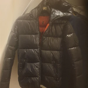 Barn jacka  - Säljer sonens jacka som är knappt använd passar 13, 14 åringar. Köpt för 2000 förra året. 