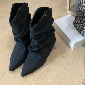 Boots - SUPER snygga värkligen, köpt för 1500 och dem är iprincip aldrig andvända❤️❤️