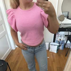 Säljer denna rosa tröja som knappt är använd, funkar så bra till vardags men även på fest!! Stickad så lite varmare än en vanlig tshirt
