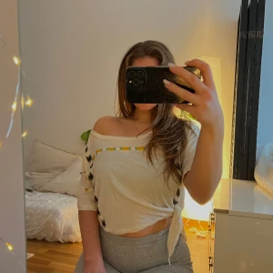 Ralph Lauren - T-shirt med pärlor från Ralph Lauren. 🩷
