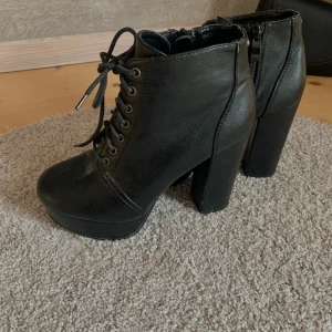 Klackar - Svarta klackar med snörning, i storlek 37❤️ Har några defekter (se bild 3)