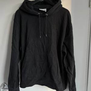 Normal fit svart hoodie från Weekday som inte används längre, storlek L. 