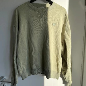 Acne Facelogo Sweatshirt  - Acne Sweatshirt med facelogo som är för liten, har ett litet märke på höger framsida men kan nog gå bort (har ej försökt). Storlek M.