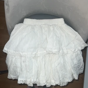 volangkjol - jättefin volangkjol som jag tyvärr inte vet vart jag köpt den ifrån. säljer pga att den aldrig används, storlek M men skulle säga att det är mer som Xs/S 🩷