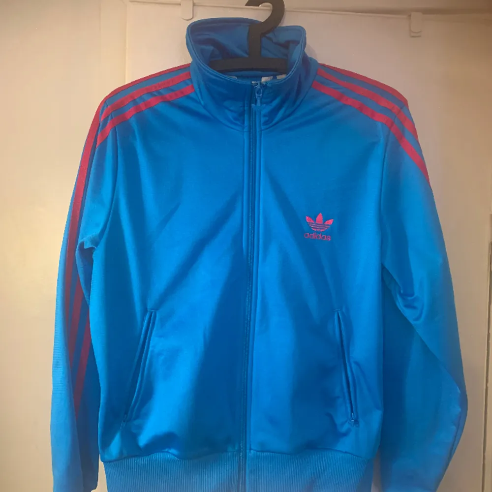 Adidasjacka i härlig blå färg. Knappt använd. . Hoodies.