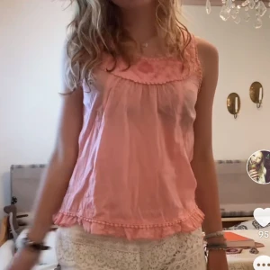 Sött linne  - Sååå fint linne! Perfekt när man är brun men även fint att liva upp en outfit med nu på vintern!! 💓