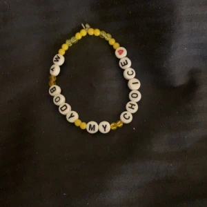 Armband  - Ett armband med meningen ”my body, my choice” på, gjorde den själv för ca 1,5 år sen. Använt mycket och är i bra skick 