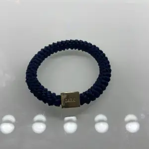 Marinblå snodd/armband med en liten gulddekor
