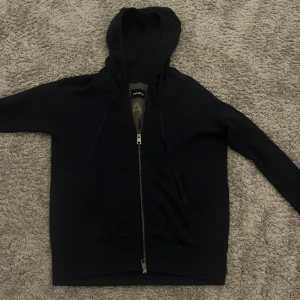 Zadig voltaire! - Säljer nu min zadig voltaire zip nypris 3800 mitt pris 2400! Den är i storlek S o passar folk runt 172-182