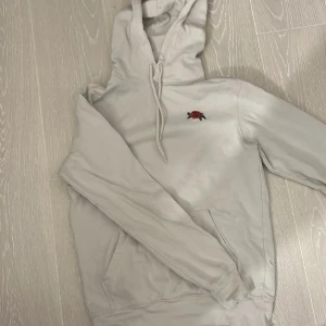 Hudi - En fin enkel snygg vardags hudi som är använd få tal gånger och är inte skadad nån stans den är i stolek xs men skulle säg att den passar folk som även har s