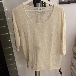 Vit stickad tröja  - Vit tunnare stickad tröja från vero Moda  Storlek M  Aldrig använd 