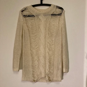 Stickad tröja  - Lite tecken på slitach men inget man märker vit/begie