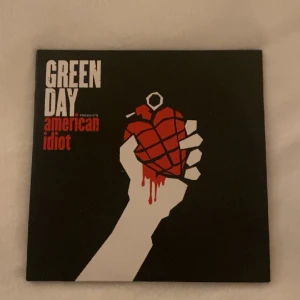 Green Day vinylskiva - Två Green day vinyl skivor helt oanvända i perfekt skick, säljer då jag inte har en vinylspelare och därför ingen användning för de! Säljer billigt då jag behöver pengar, 150kr+frakt!