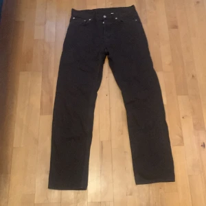 Weekday bruna byxor - Bruna weekday byxor med rätt så Baggy fit Storlek: W30 L34  Skick= 10/10, endast använda ett par fåtal gånger Pris går att pruta på 