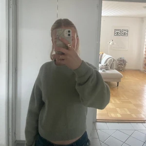 Finstickad tröja - Fin pastellgrön tröja från &Other Stories. Använd. Hör av er om ni har några frågor eller vill ha fler bilder!💕 