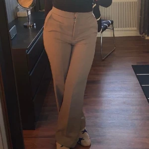 Grå kostymbyxa - Grå kostymbyxor i storlek 36 från asos. De är supersköna och i nyskick men har inte kommit till användning. Har endast testat💕