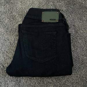 Lågmidjade mörkblåa diesel jeans (nästan svarta)  Innebenslängden 78/ ytterbenslängd 100/ midjemått 40 