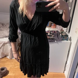 Klänning - Snygg svart klänning i M, passar S också. 