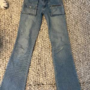 Blåa jeans med snygga fickor, passar nog någon som är 160-170 då dom är för korta på mig som är 175🥰