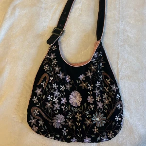 Söt axelremsväska  - Söt blommig axelremsväska, köpt second hand. Skriv vid frågor eller fler bilder! 💞💞